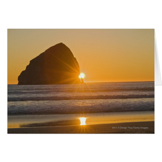 Sunburst und Haystack Rock am Kap Kiwanda (Vorderseite (Horizontal))