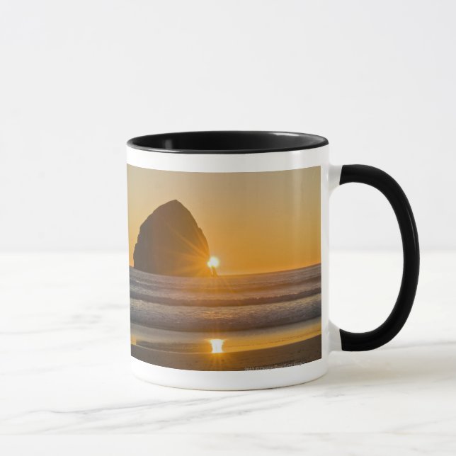 Sunburst und Haystack Rock am Kap Kiwanda Tasse (Rechts)