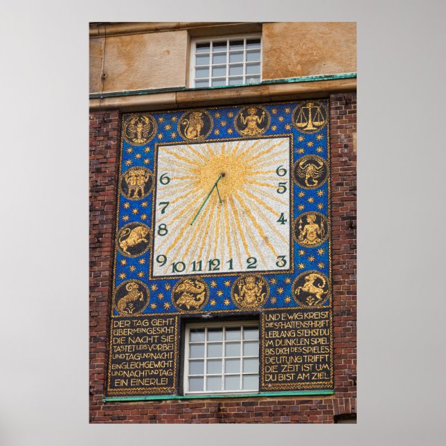 Sundial Clock On Gebäude, Deutschland Poster (Vorne)