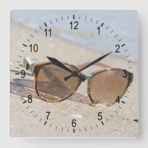Sunglasses on the beach quadratische wanduhr