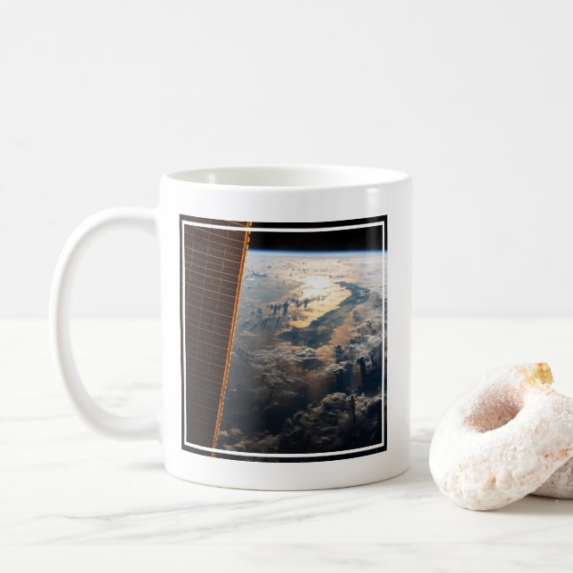 Sunglint blickt vor Celebes Meer in Südostasien Kaffeetasse (Mit Donut)