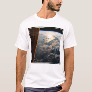 Sunglint blickt vor Celebes Meer in Südostasien T-Shirt