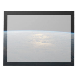 Sunglint strahlt aus einem teilweise bewölkten Süd Notizblock