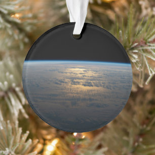 Sunglint strahlt aus einem teilweise bewölkten Süd Ornament