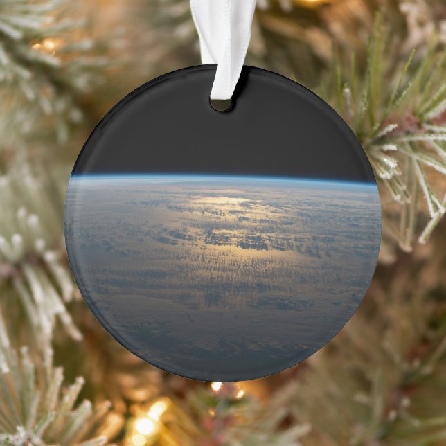 Sunglint strahlt aus einem teilweise bewölkten Süd Ornament (Baum)