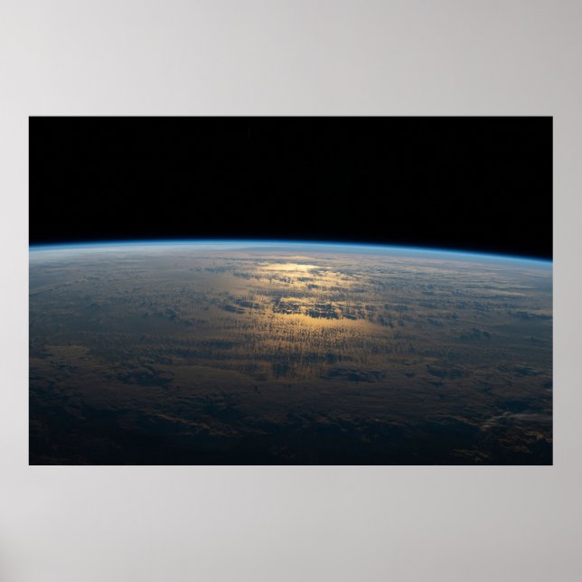 Sunglint strahlt aus einem teilweise bewölkten Süd Poster (Vorne)