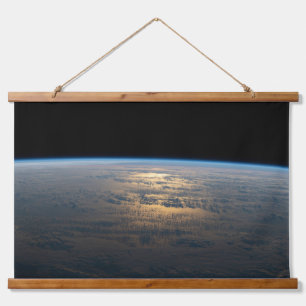 Sunglint strahlt aus einem teilweise bewölkten Süd Wandteppich Mit Holzrahmen