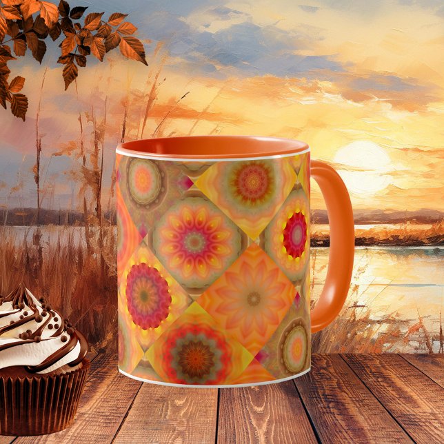 Sunny Floral Gemustert Design Tasse (Mug with an abstract floral art pattern in quilt or patchwork style in warm sunny colors.)