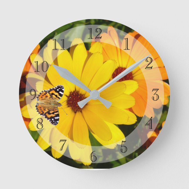 Sunny Marigolds und Butterfly Runde Wanduhr (Vorderseite)