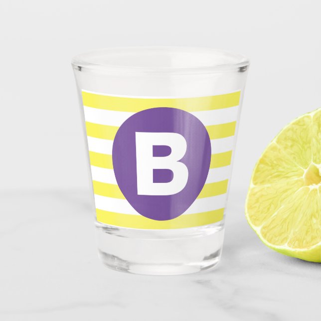Sunny Yellow Striped Purple Monogram Schnapsglas (Vorderseite)