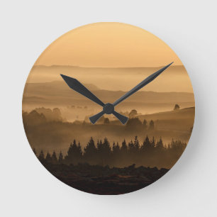 Sunrise Over Misty Rolling Hills Landscape Runde Wanduhr