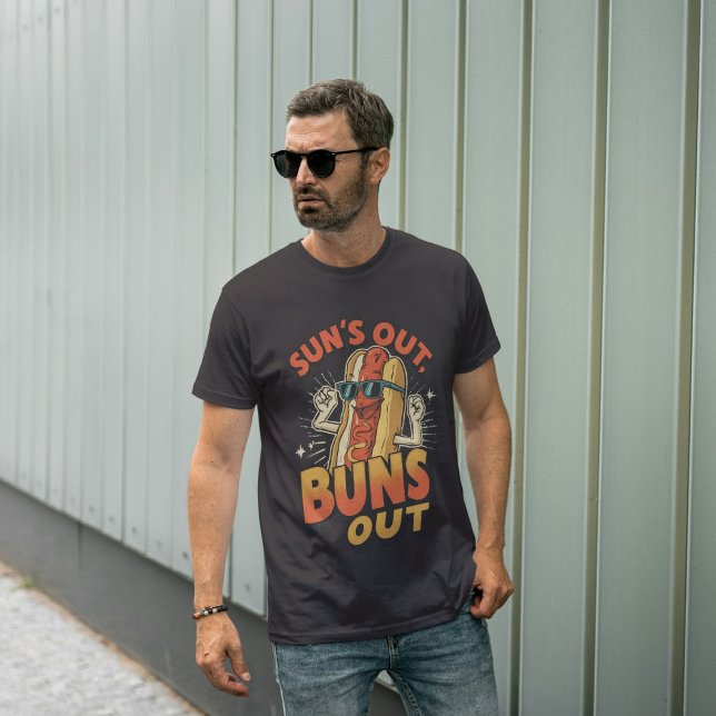 Sun's Out Buns Out - Funny Hotdog Pun Summer GRILL T-Shirt (Von Creator hochgeladen)