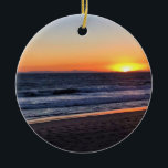 Sunset at Newport Beach, Kalifornien Keramik Ornament<br><div class="desc">Ein großer goldener Sonnenuntergang hinter der katalanischen Insel,  vom Ufer des Newport Beach,  Kalifornien. Foto wurde im November 2022 aufgenommen.</div>