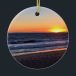 Sunset at Newport Beach, Kalifornien Keramik Ornament<br><div class="desc">Ein großer goldener Sonnenuntergang hinter der katalanischen Insel,  vom Ufer des Newport Beach,  Kalifornien. Foto wurde im November 2022 aufgenommen.</div>