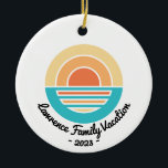Sunset Beach Vacation Retro Wiedersehen Kreuzfahrt Keramik Ornament<br><div class="desc">Gedenken Sie Ihren Familienausflug zum Strand,  zum See oder zu einer tropischen Insel mit einem personalisierbaren Ornament mit Ihrem Namen und Reisejahr.</div>