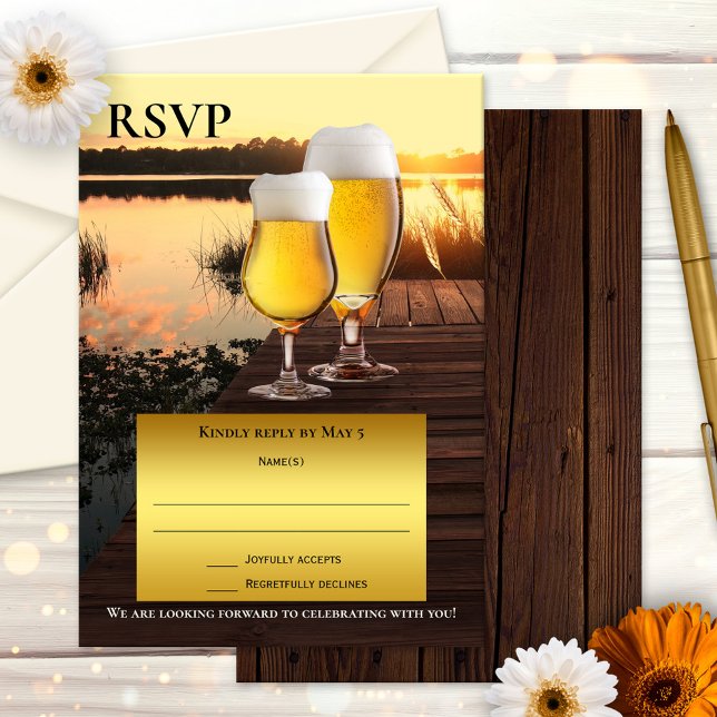 Sunset Beer Summer RSVP Card Einladung (Wedding RSVP card featuring a sunset at a lake with beer glasses on a jetty)