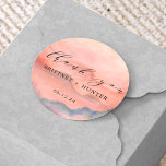 Sunset Mountain Vielen Dank für Ihre Hochzeit Runder Aufkleber<br><div class="desc">Genießen Sie diesen Sonnenuntergang Bergkalligraphie danke Ihnen Aufkleber mit dem Namen der Braut und Bräutigam zusammen mit dem Datum.</div>