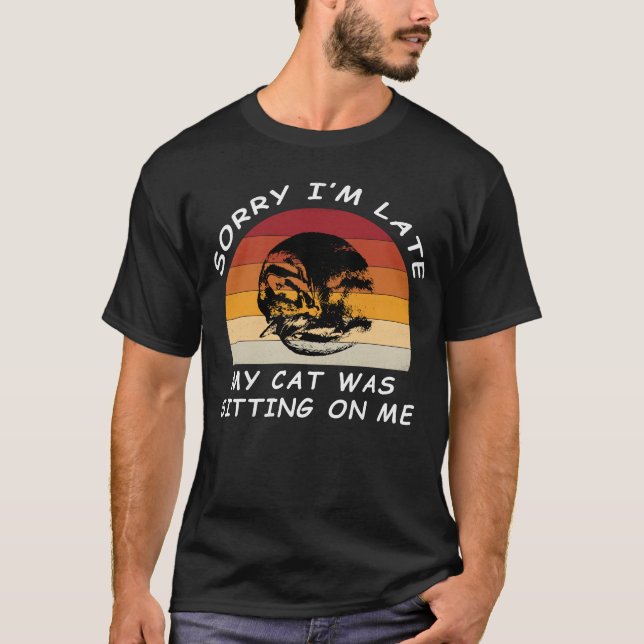 Sunset Nap: Retro Cat Dream T-Shirt (Vorderseite)