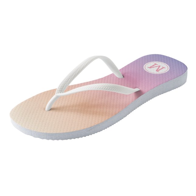 Sunset Ombre Lila rosa Peach Monogramm Flip Flops (Schrägansicht)