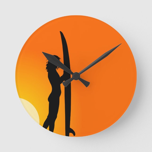 Sunset Surfer Girl mit Surfbrett Runde Wanduhr (Vorderseite)