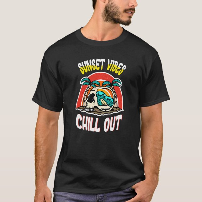 Sunset Vibes Chill Out Skull Surfen T-Shirt (Vorderseite)