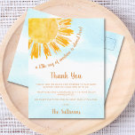 Sunshine Baby Dusche Vielen Dank Postkarte<br><div class="desc">Diese Babydusche-Dankeschön-Karte enthält den Text "Ein kleiner Sonnenstrahl ist fast hier!" mit gelber Aquarellsonne und blauem Himmelshintergrund. Ideal für eine geschlechtsneutrale Babydusche. Einfach anpassbar. Ändern Sie mithilfe des Entwurfstools die Textgröße, den Stil oder die Farbe. Weil wir unsere Kunstwerke erstellen, werden Sie dieses exakte Bild von anderen Designern nicht finden....</div>