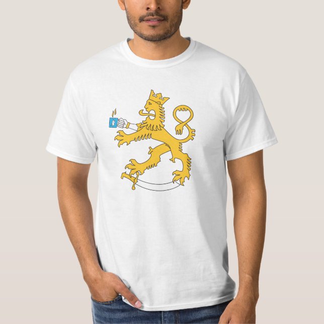 Suomileijona juo kahvia muumimukista t-paita T-Shirt (Vorderseite)