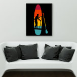 SUP-Paddel-Boarding auf dem Steg Graphic Poster<br><div class="desc">Dieses Poster zeigt eine Darstellung eines SUP oder Stand-up-Paddelbrett und -paddels in lebhaften Sonnenuntergangsfarben mit einer schwarzen Silhouette eines Paddel-Boardings. Die Grafik ist Set vor einem schwarzen Hintergrund.</div>