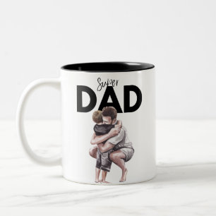 Super-Daddy-umarmt-Sohn-Tasse Zweifarbige Tasse