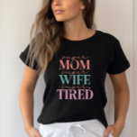 Super Mama Super Ehefrau Super Tired - Funny Mama T-Shirt<br><div class="desc">Feiern Sie die Superfrauen in Ihrem Leben mit diesem spielerischen und inspirierenden T - Shirt. Mit den Sätzen "Super Mama", "Super Ehefrau" und "Super Tired" ist dieses Shirt perfekt für fleißige Mütter, die alles mit einem Lächeln machen. Aus weichem, komfortablem Stoff gemacht, ist es ideal für den Alltag oder als...</div>
