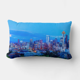 Super Mond, der nahe der Skyline von Seattle aufge Lendenkissen