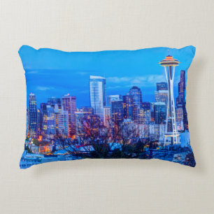 Super Mond, der nahe der Skyline von Seattle aufge Zierkissen