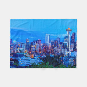 Super Mond steigt nahe der Skyline von Seattle Fleecedecke