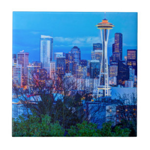 Super Mond steigt nahe der Skyline von Seattle Fliese