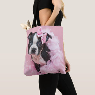 Super niedlicher Boston-Terrier-Welpe, der eine