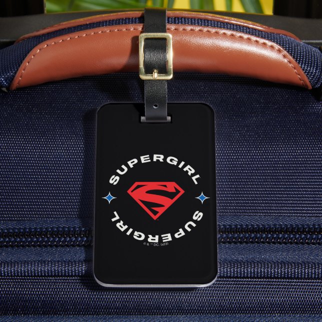 Supergirl Age of Heroes Circle S-Shield Gepäckanhänger (Vorderseite Insitu 2)