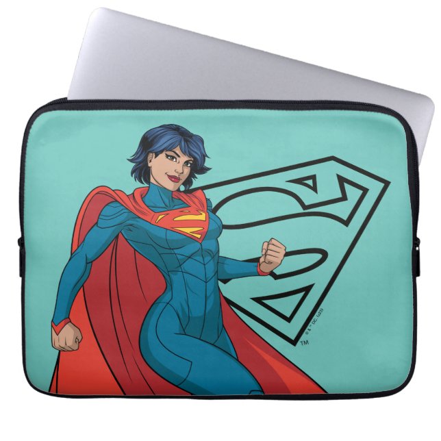 Supergirl Hovering in Blue Anzug Laptopschutzhülle (Vorderseite)