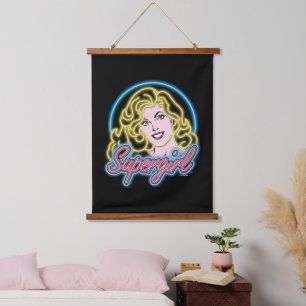 Supergirl Retro Neon Lights Graphic Wandteppich Mit Holzrahmen