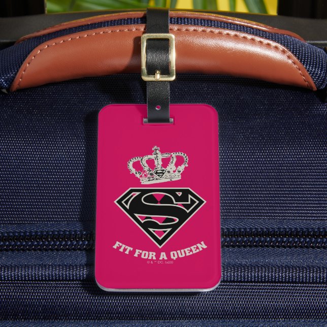 Supergirl S-Schild "Fit for a Queen" Gepäckanhänger (Vorderseite Insitu 2)