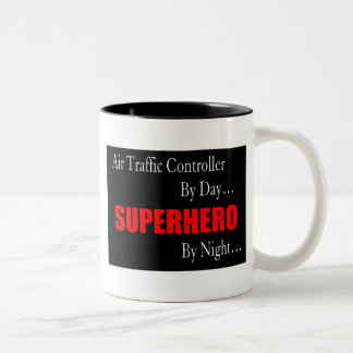 Superheld-Fluglotse Zweifarbige Tasse