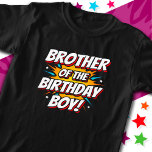 Superhero Party Comic Bruder von Birthday Boy T-Shirt<br><div class="desc">Dieser coole Comic-Held-Bruder des Geburtstagsjungen-Designs ist perfekt für ein Superheld-Geburtstagsthema! Ideal für den Bruder von Jungen,  die Liebe Comic Buch Superhelden oder Schurken mit Supermächten! Features 'Bruder des Geburtstags-Jungen!' Glückwunschquote in einem Comic-Buch-Superhelden-Thema,  dass der Super-Geburtstag Junge wird LIEBE!</div>