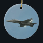 Superhornissen-Verzierung der Marine-FA-18 Keramikornament<br><div class="desc">Schönes Einzelteil mit einem Superhornisse Flyby der Marine-F/A-18E/F F-18 mit Dampf auf den Flügeln am Embry Rätsel Wings u. zeigen Wellen in Daytona Beach FL.</div>