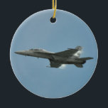 Superhornissen-Verzierung der Marine-FA-18 Keramikornament<br><div class="desc">Schönes Einzelteil mit einem Superhornisse Flyby der Marine-F/A-18E/F F-18 mit Dampf auf den Flügeln am Embry Rätsel Wings u. zeigen Wellen in Daytona Beach FL.</div>