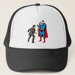 Superman beugt sich einer Waffe Truckerkappe