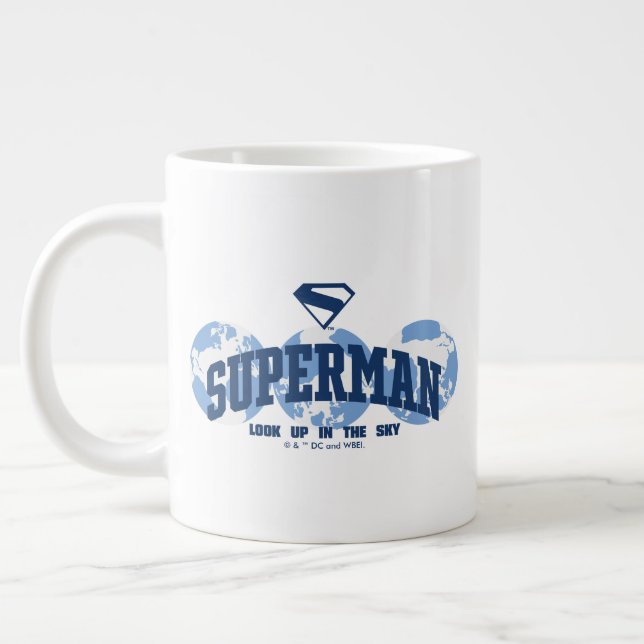 Superman über den Globus Jumbo-Tasse (Links)