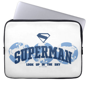 Superman über den Globus Laptopschutzhülle