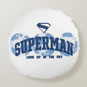 Superman über den Globus Rundes Kissen