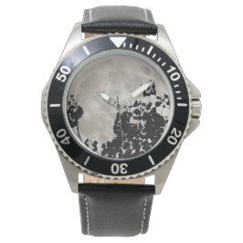 Supermond hinter schwarzen Blätter Armbanduhr