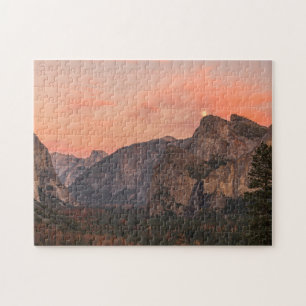 Supermond steigt über Kathedralen-Felsen Puzzle