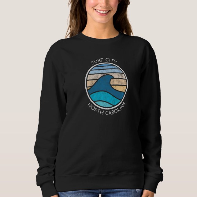 Surf City NC Vacationing Shark Seawaves Sweatshirt (Vorderseite)